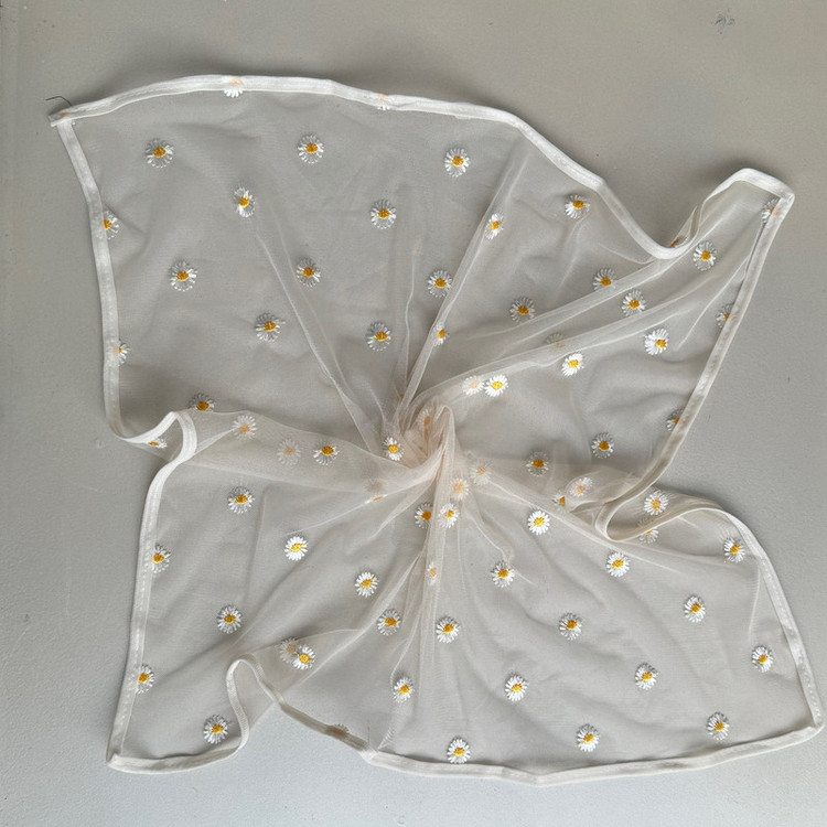 روسری زنانه مدل توری گل بابونه ای کد 60