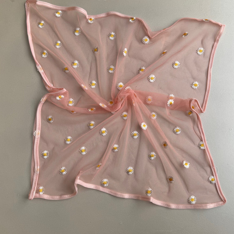 روسری زنانه مدل توری گل بابونه ای کد 60