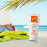 کرم ضد آفتاب و ضد چروک بیرنگ دکتر ژیلا، Spf 30، مدل Parsol 1789، مناسب پوستهای چرب و مختلط با حجم 65 میلیلیتر، محافظتکننده در برابر اشعههای UVA و UVB، ضد پیری، دارای فرمولاسیون فاقد چربی، ویتامینهای C و E، با ماندگاری 2 ساعته